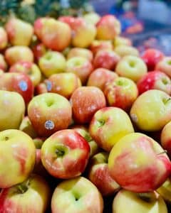 Apples at Robért Fresh Market